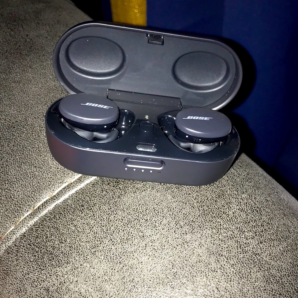 These are Bose Heaphones they are black and the are One Size